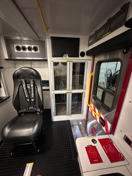 The rig has an EVS 1880 Comfort child/attendant safety seat at the head of the cot.