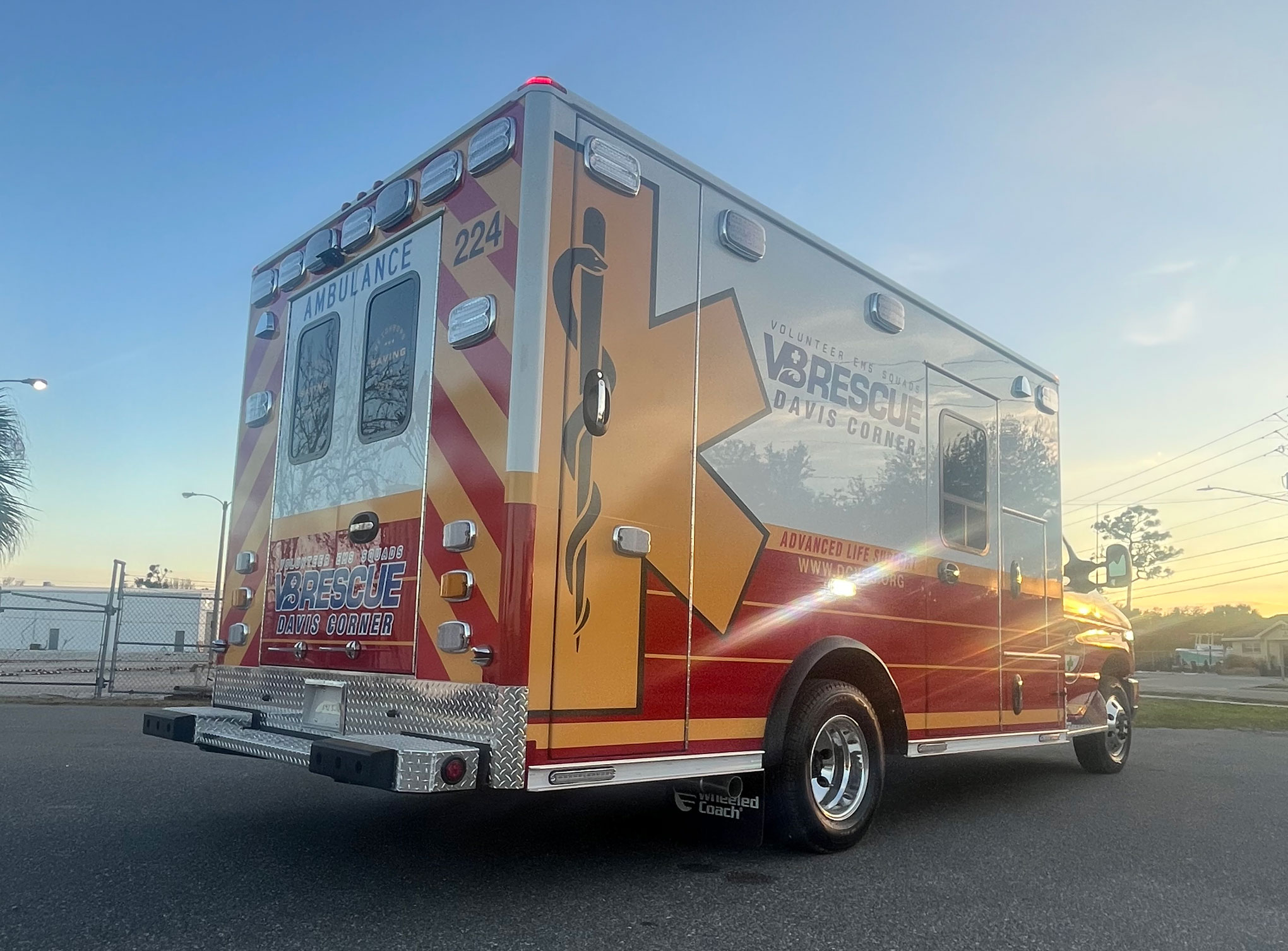 The Davis Corner Type 3 has a 170-inch-long patient module with 74 inches of headroom.